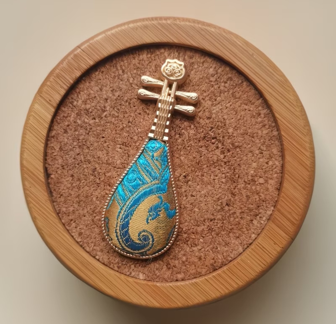 Songjin brocade pipa refrigerator magnet with blue and gold scroll patterns, intangible heritage Chinese-style magnetic fridge magnet, ideal Chinese collectible souvenir and gift.