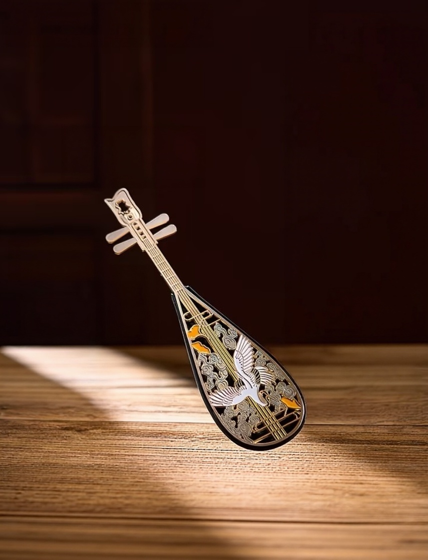 Pipa‑shaped alloy incense burner, hollow‑out censer with crane‑among‑clouds motif, traditional Chinese aromatherapy decor