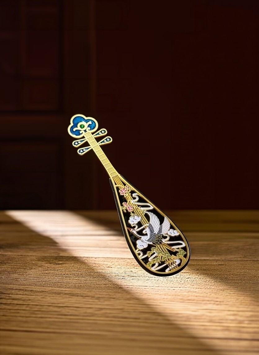 Pipa‑shaped alloy incense burner with pine‑crane auspicious blessing motif, hollow‑out Chinese traditional censer for home teahouse decor, oriental cultural craft ornament