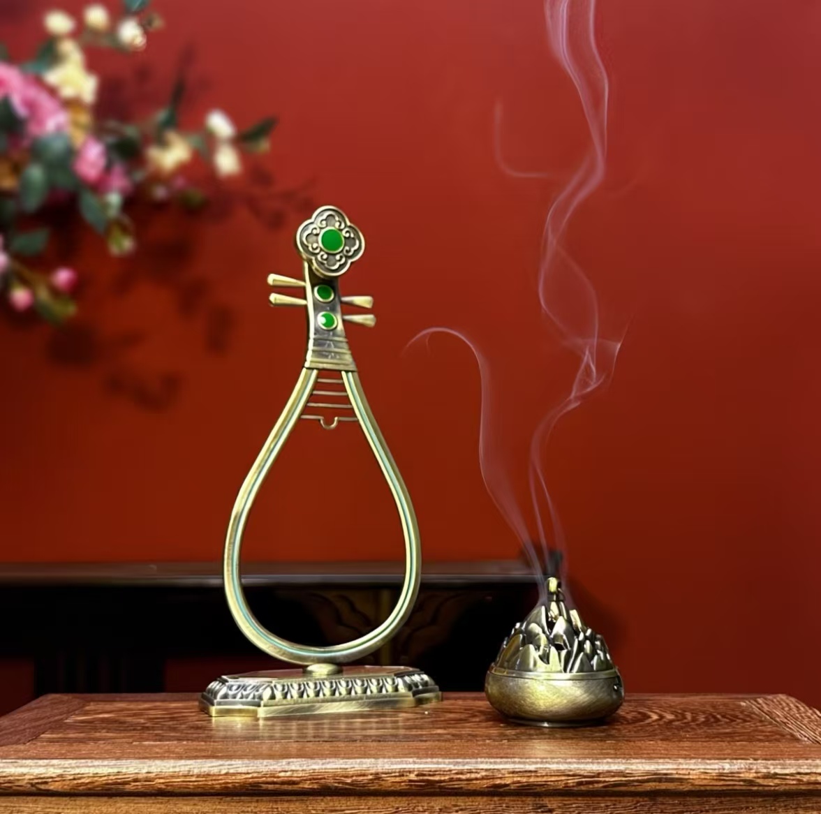 Alloy pipa‑shaped hanging incense burner with detachable inner censer, traditional Chinese pipa musical instrument design, oriental tea‑room home decor craft ornament