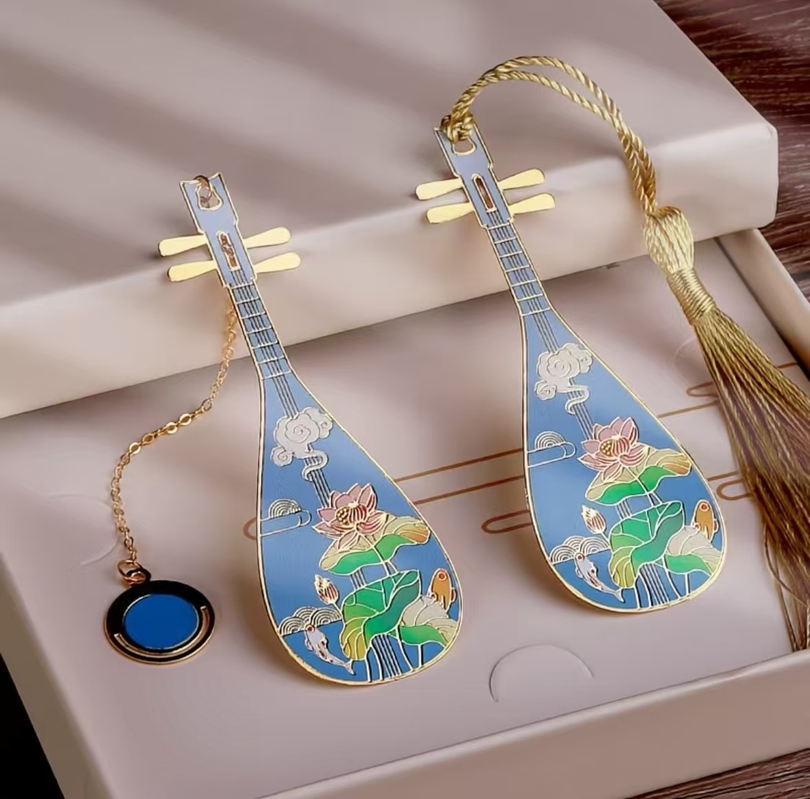 Comparison of two pipa‑shaped metal bookmark styles, tassel version and round pendant version, showing the difference of hanging accessories, Chinese cultural stationery