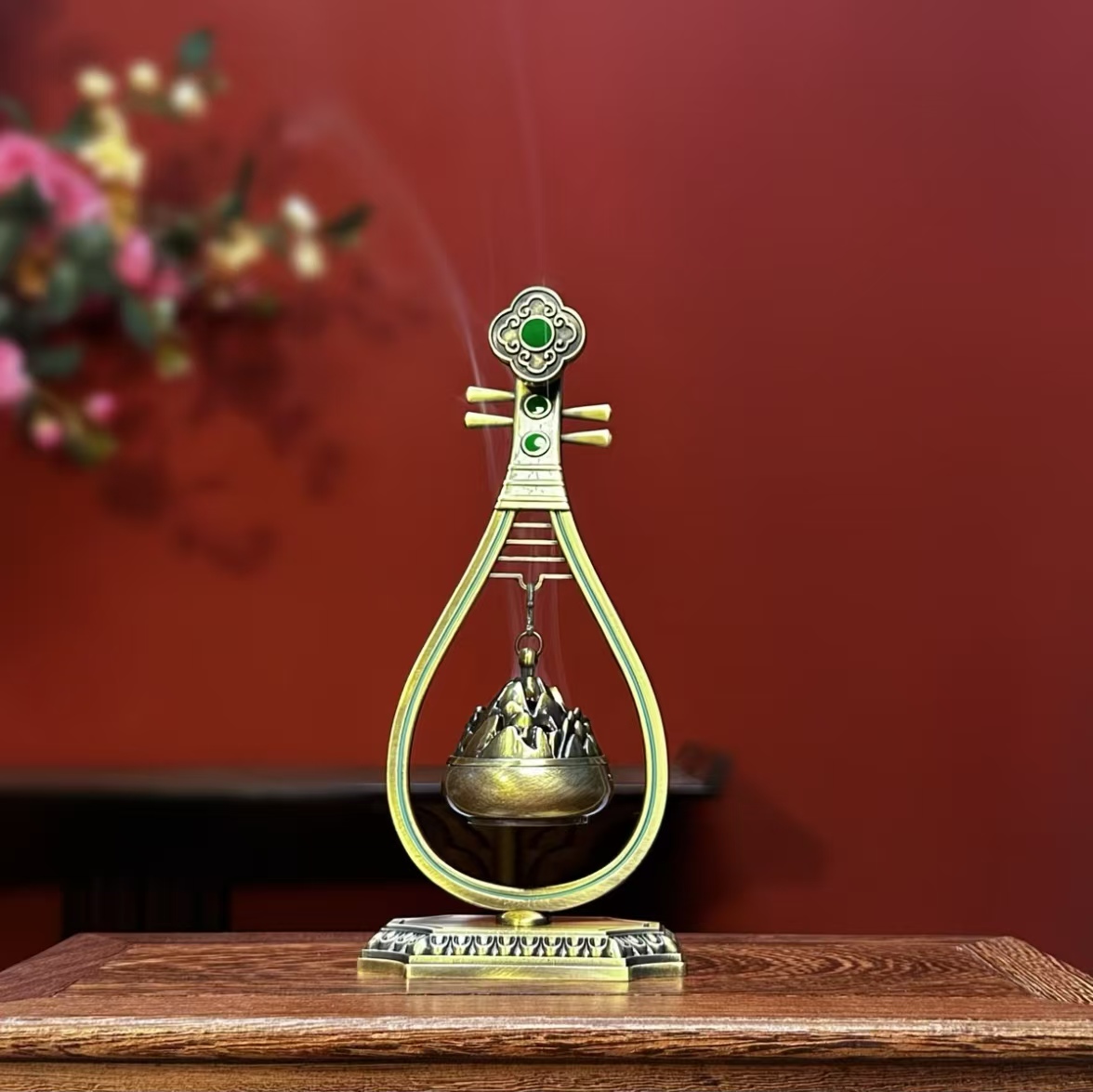 Alloy pipa‑shaped hanging incense burner, inspired by traditional Chinese pipa instrument, vintage oriental home decor craft ornament