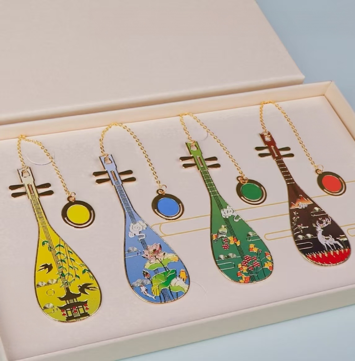 4‑piece pipa‑shaped metal bookmark gift set with colorful pendants, Chinese landscape patterns cultural souvenir。